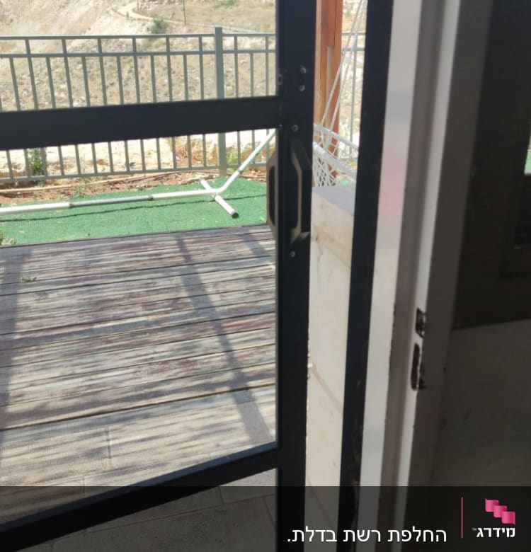 דלת אלומיניום עם רשת פתוחה למרפסת